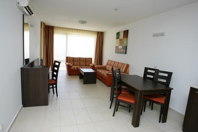 prostorny-apartman-v-komplexu-hermes-club-hotel-and-apartments-60-m-od-more-carevo-bulharsko