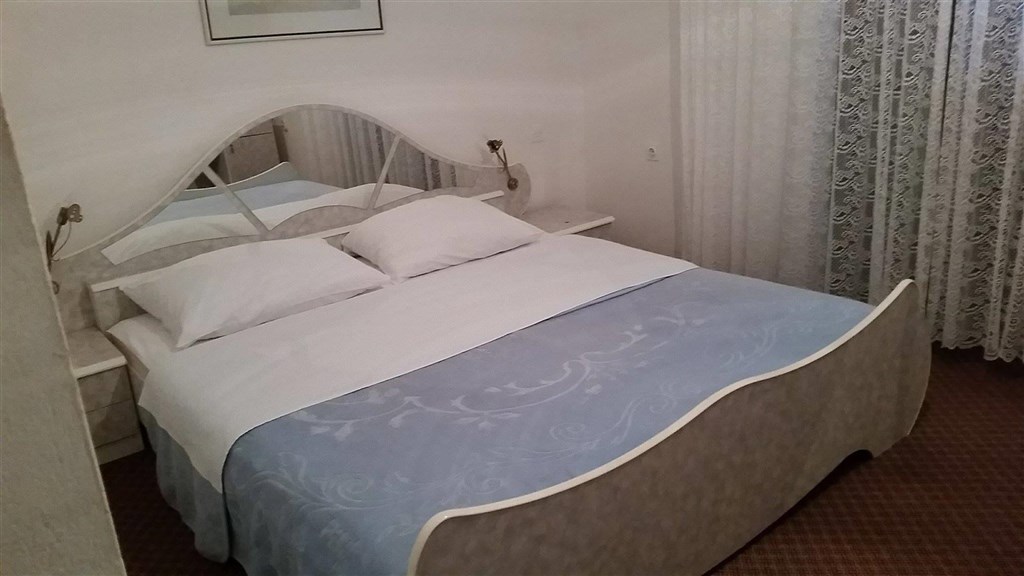 velky-hotel-a-vila-primo-u-more-a-mensi-plaze-pag-chorvatsko