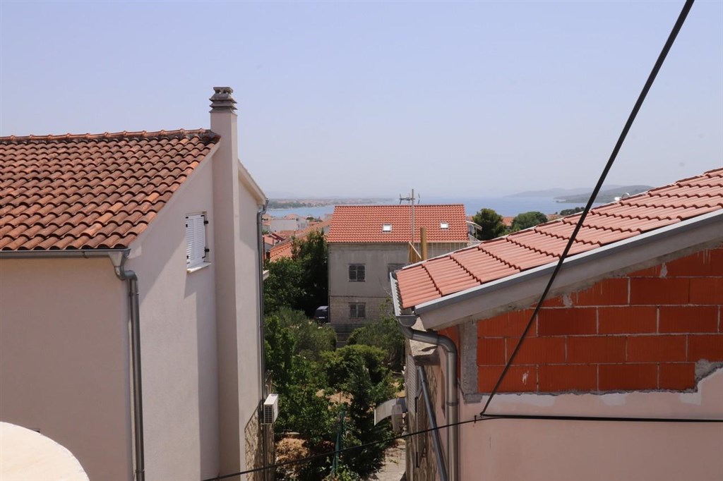 dva-apartmanove-domy-nedaleko-more-vodice-chorvatsko