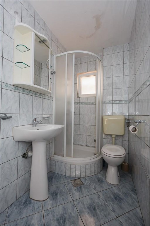 prodej-apartmanovy-dum-s-bazenem-50-m-od-more-zatoglav-chorvatsko
