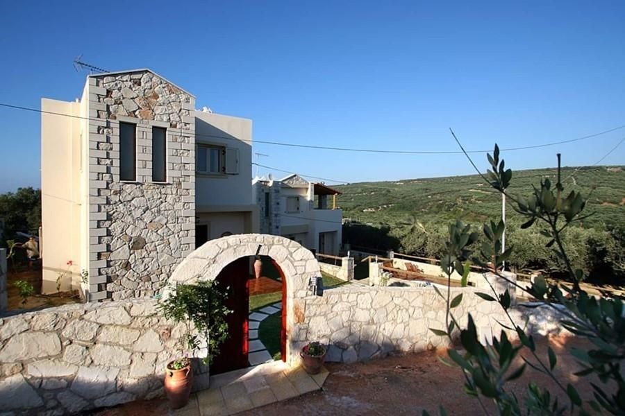 tri-hezke-vily-s-bazeny-obklopene-zeleni-kreta-recko