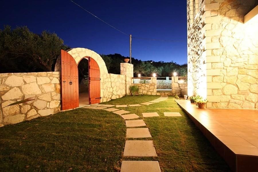 tri-hezke-vily-s-bazeny-obklopene-zeleni-kreta-recko