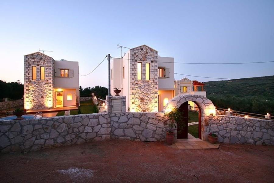 tri-hezke-vily-s-bazeny-obklopene-zeleni-kreta-recko