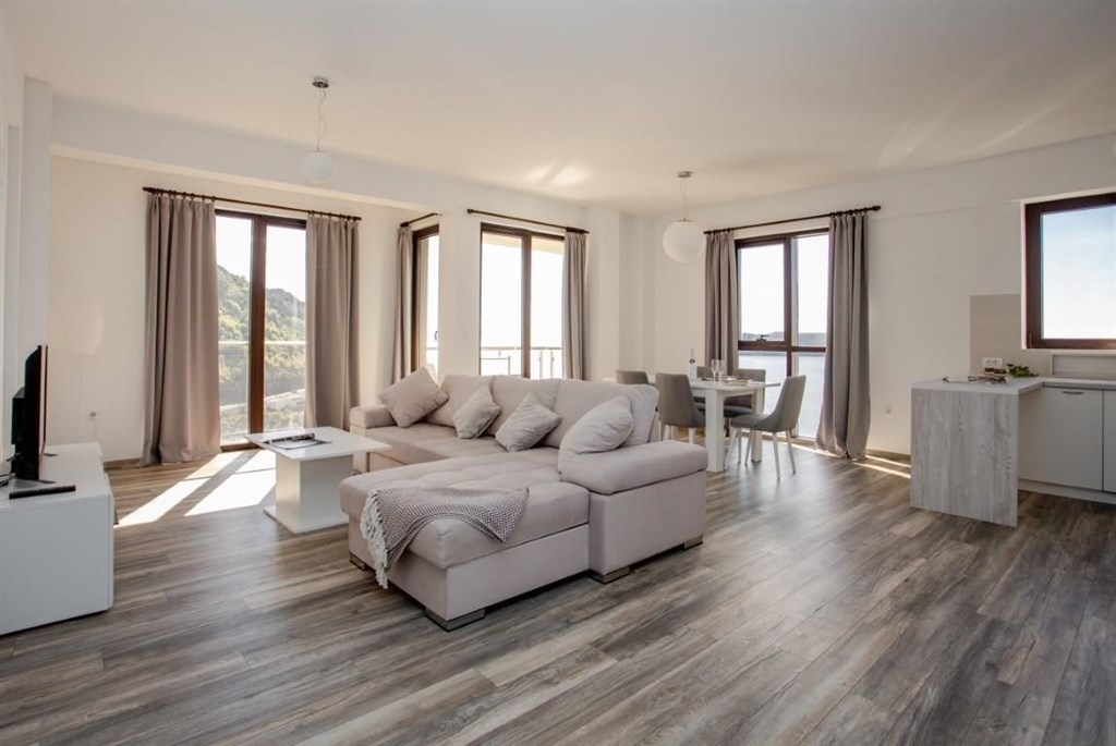 na-prodej-luxusni-apartman-se-stresni-terasou-rafailovici-cerna-hora