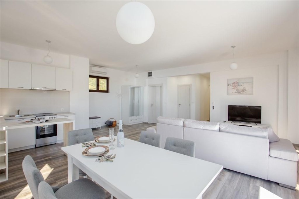 na-prodej-luxusni-apartman-se-stresni-terasou-rafailovici-cerna-hora