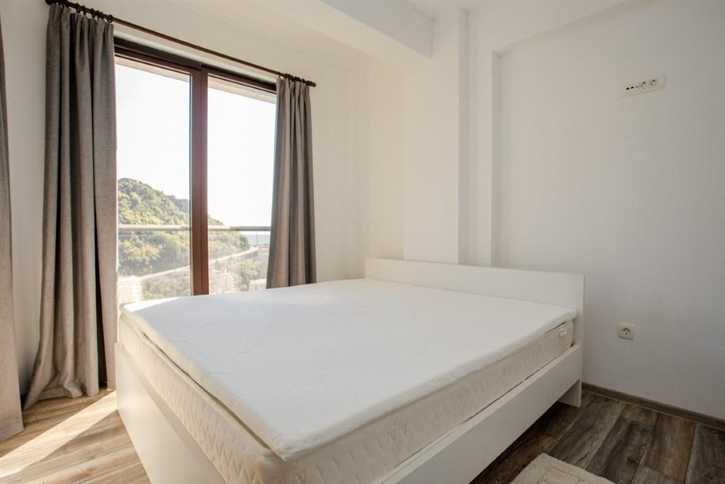 na-prodej-luxusni-apartman-se-stresni-terasou-rafailovici-cerna-hora