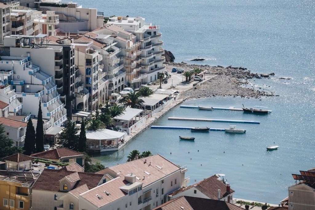 na-prodej-luxusni-apartman-se-stresni-terasou-rafailovici-cerna-hora