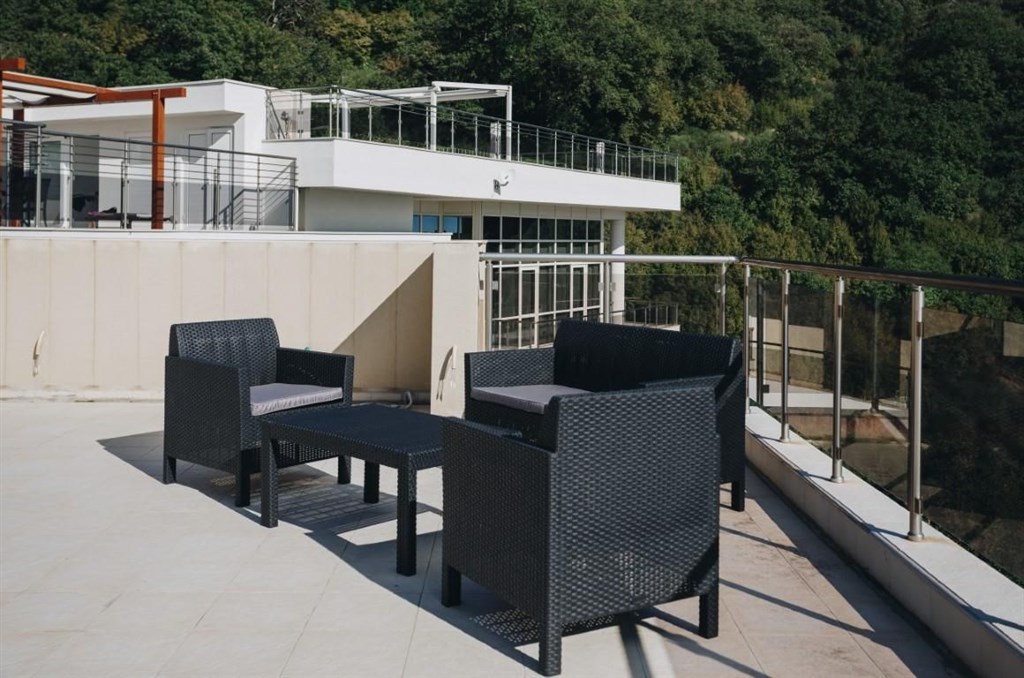 na-prodej-luxusni-apartman-se-stresni-terasou-rafailovici-cerna-hora