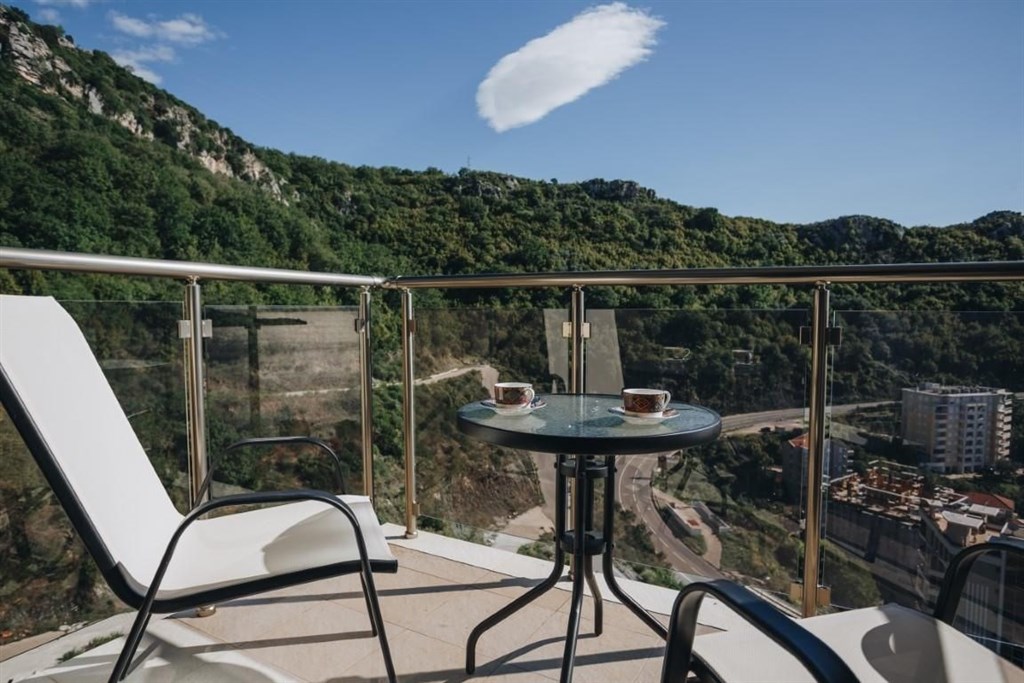 na-prodej-luxusni-apartman-se-stresni-terasou-rafailovici-cerna-hora