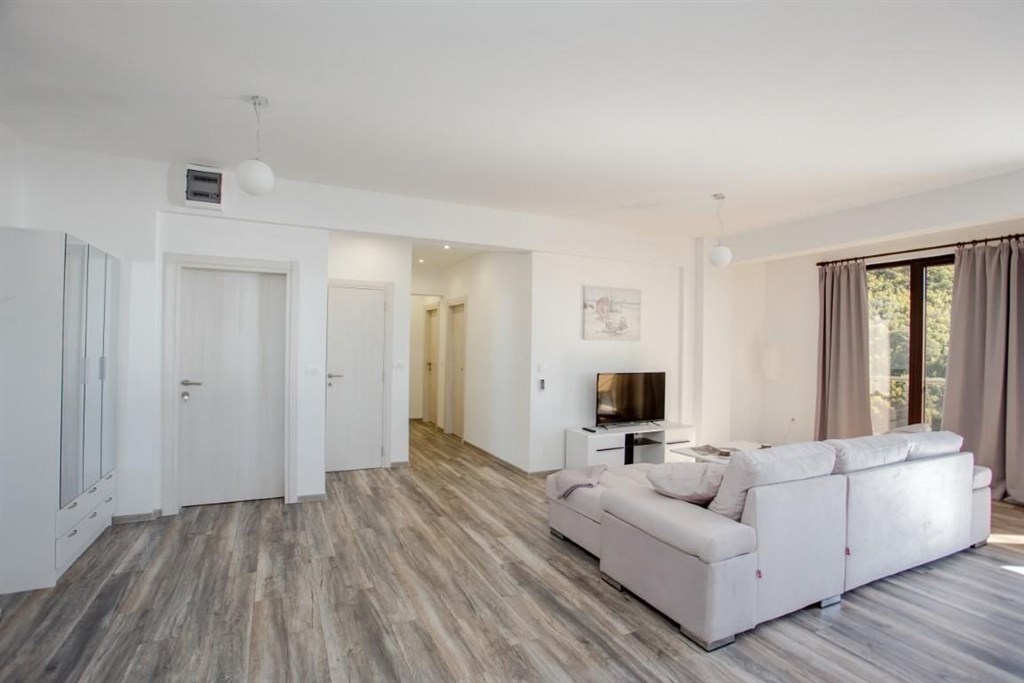 na-prodej-luxusni-apartman-se-stresni-terasou-rafailovici-cerna-hora