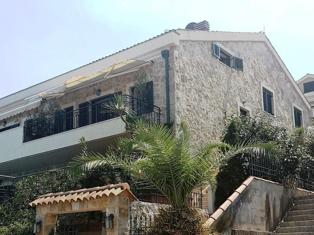 na-prodej-vybaveny-apartman-v-1-rade-od-more-krasici-cerna-hora