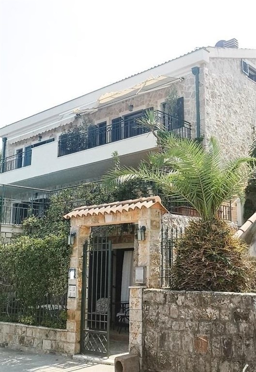 na-prodej-vybaveny-apartman-v-1-rade-od-more-krasici-cerna-hora