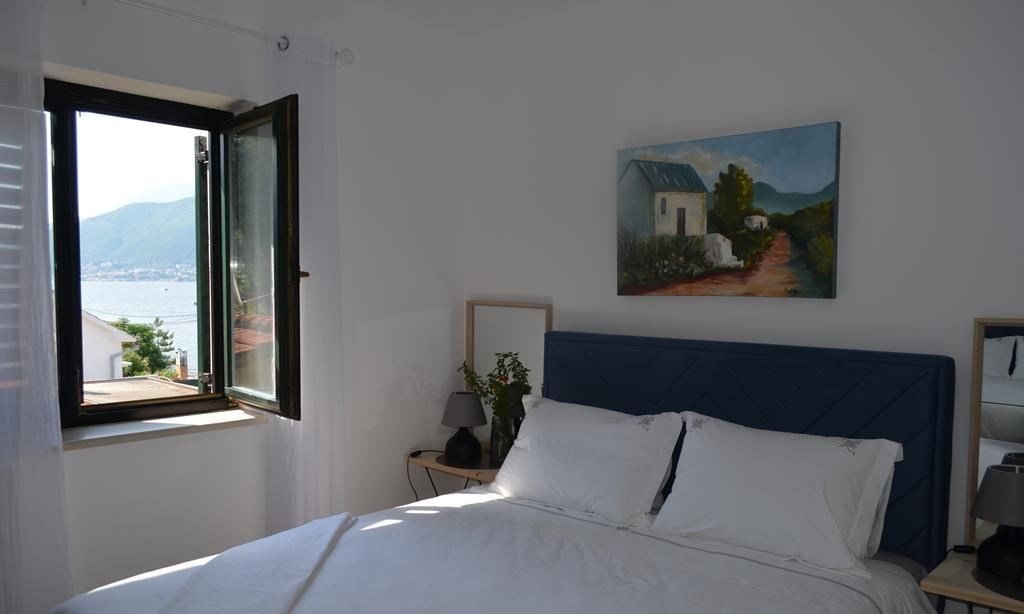 na-prodej-vybaveny-apartman-v-1-rade-od-more-krasici-cerna-hora