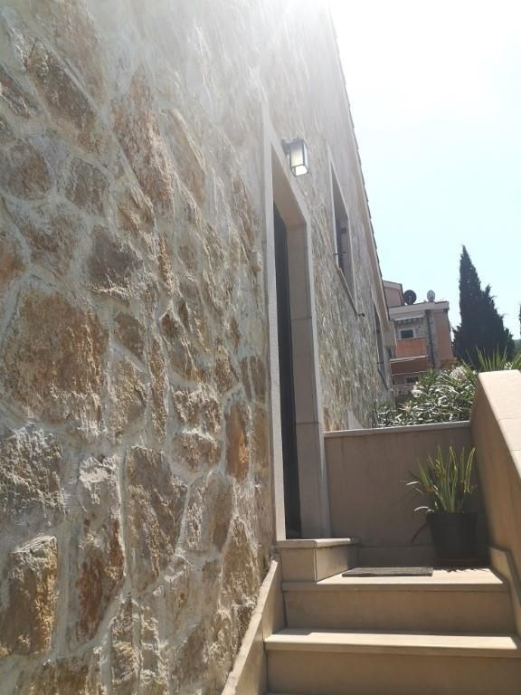 na-prodej-vybaveny-apartman-v-1-rade-od-more-krasici-cerna-hora