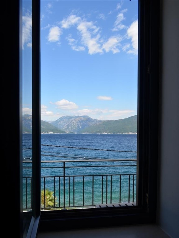 na-prodej-vybaveny-apartman-v-1-rade-od-more-krasici-cerna-hora