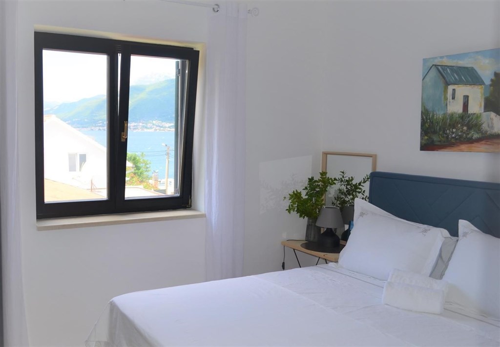 na-prodej-vybaveny-apartman-v-1-rade-od-more-krasici-cerna-hora