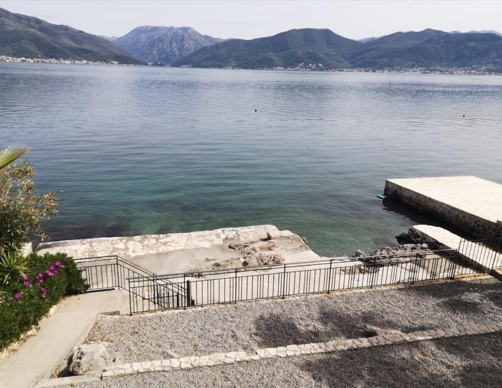 na-prodej-vybaveny-apartman-v-1-rade-od-more-krasici-cerna-hora