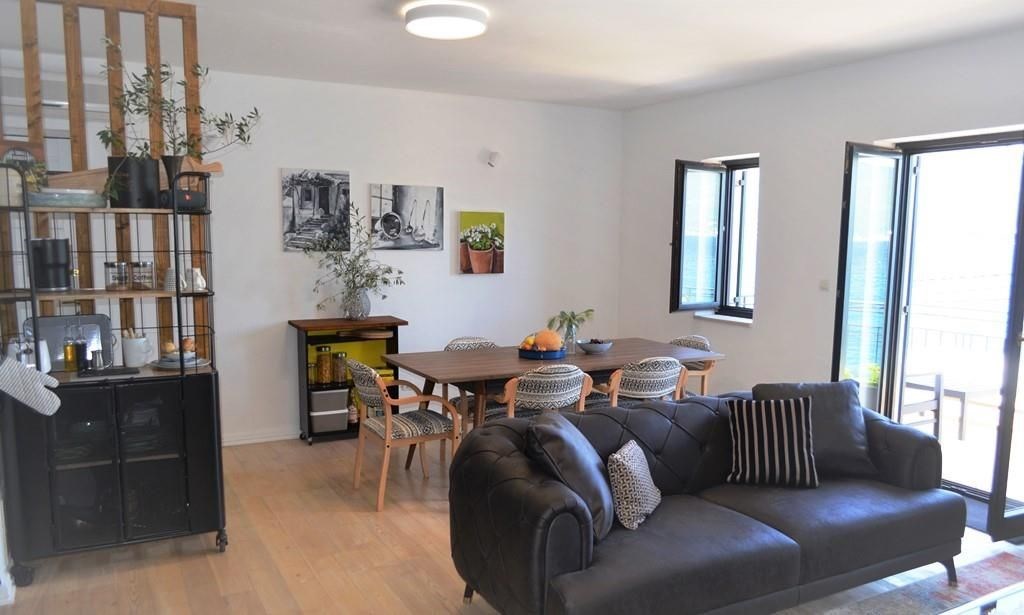 na-prodej-vybaveny-apartman-v-1-rade-od-more-krasici-cerna-hora