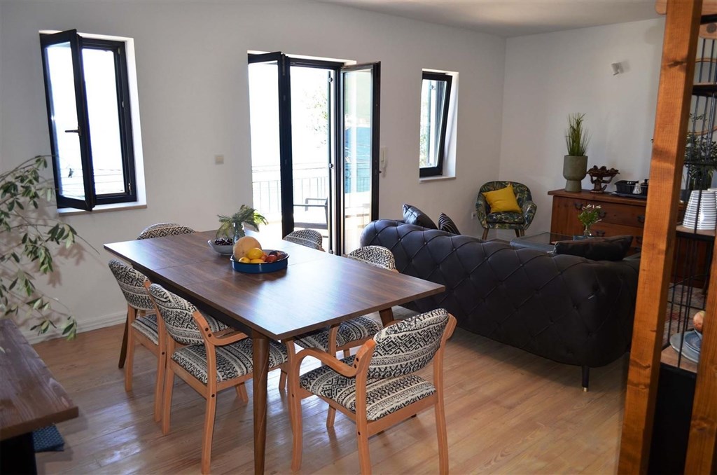 na-prodej-vybaveny-apartman-v-1-rade-od-more-krasici-cerna-hora