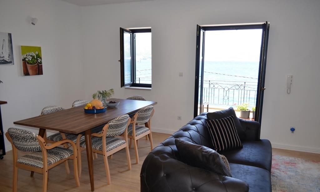 na-prodej-vybaveny-apartman-v-1-rade-od-more-krasici-cerna-hora