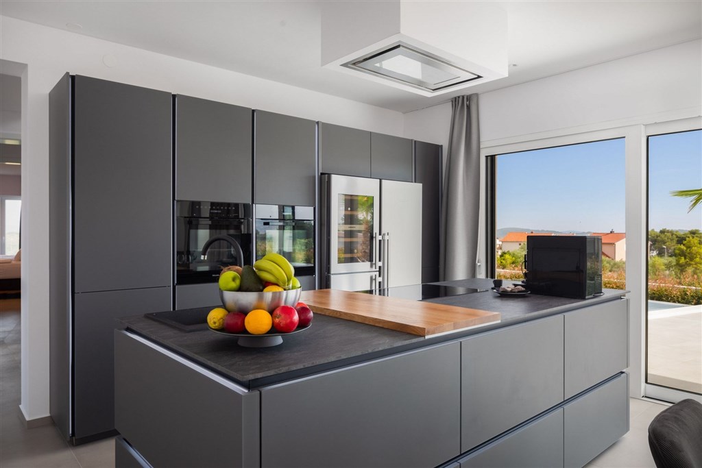 na-prodej-stylova-moderni-vila-s-bazenem-vodice-chorvatsko