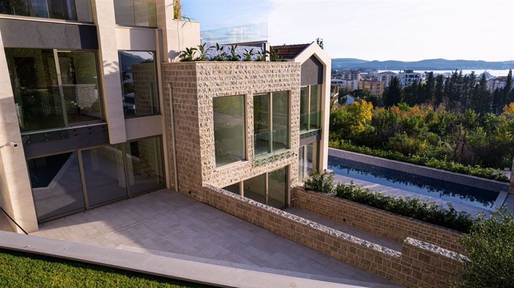 na-prodej-tripodlazni-apartman-s-vyhledem-na-more-tivat-cerna-hora