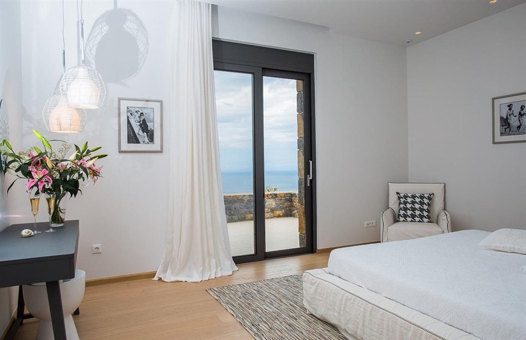 na-prodej-vila-s-bazenem-a-ohromujicim-vyhledem-na-more-kreta-recko