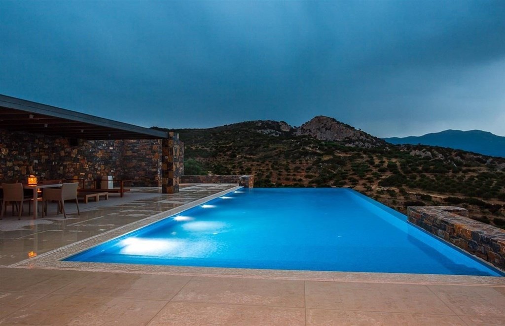 na-prodej-vila-s-bazenem-a-ohromujicim-vyhledem-na-more-kreta-recko