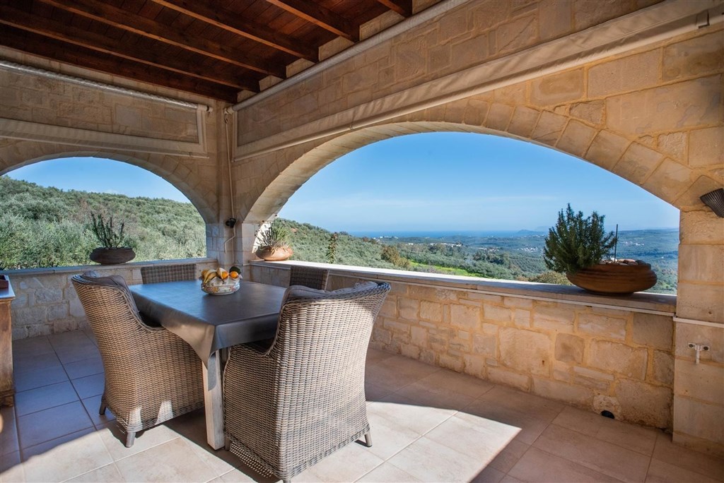 na-prodej-kamenna-vila-s-vyhledy-na-more-a-hory-kreta-recko