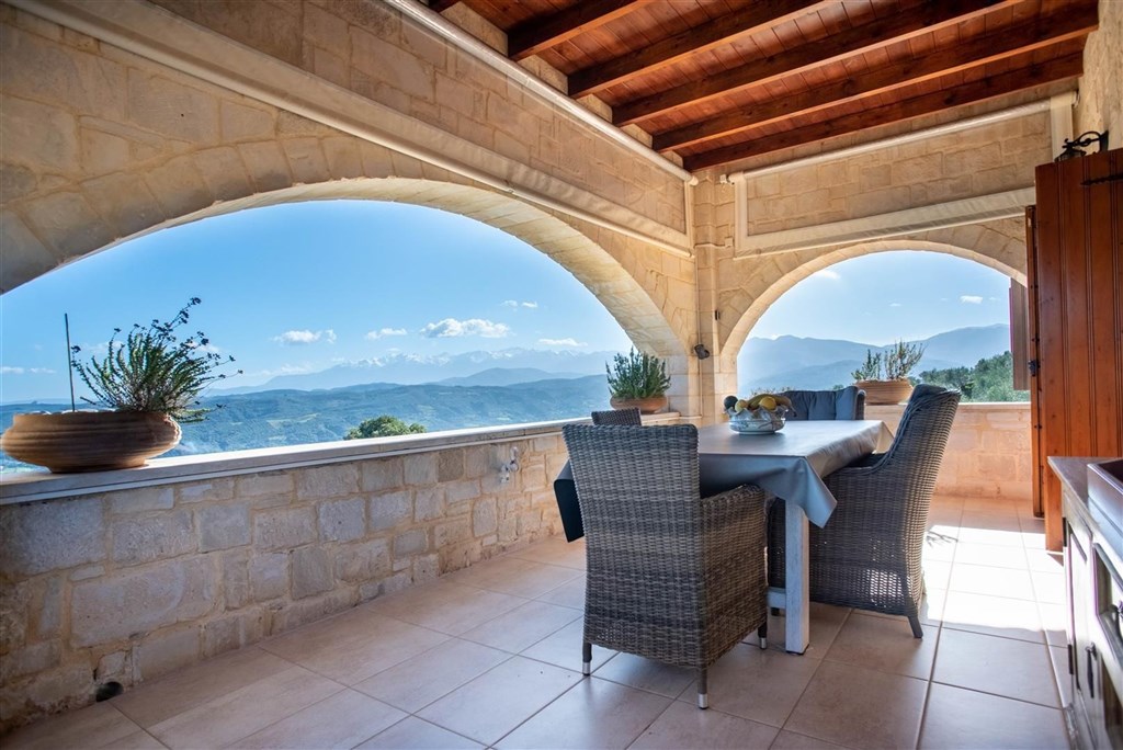 na-prodej-kamenna-vila-s-vyhledy-na-more-a-hory-kreta-recko