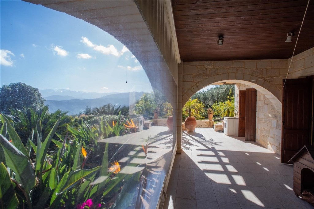 na-prodej-kamenna-vila-s-vyhledy-na-more-a-hory-kreta-recko