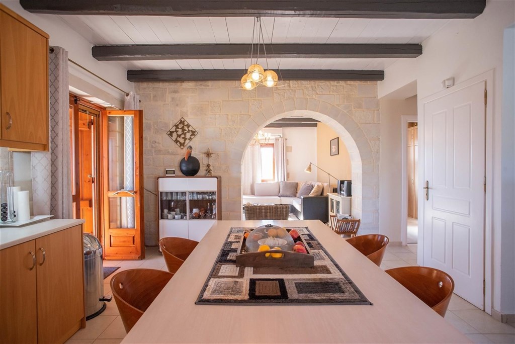 na-prodej-kamenna-vila-s-vyhledy-na-more-a-hory-kreta-recko