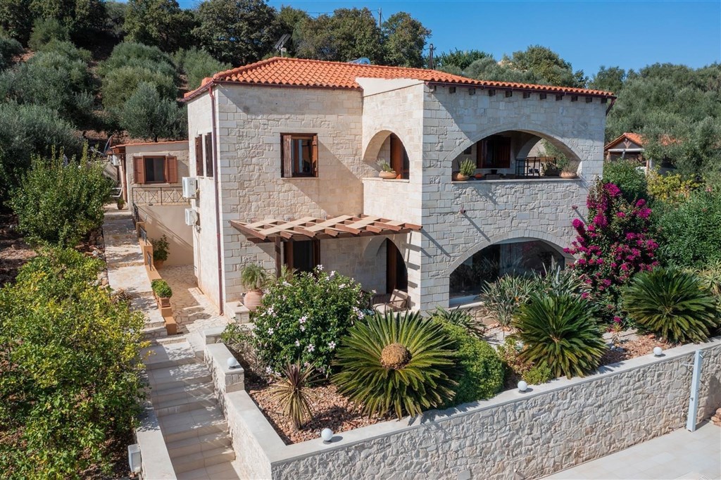na-prodej-kamenna-vila-s-vyhledy-na-more-a-hory-kreta-recko
