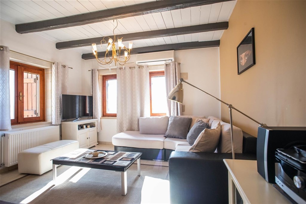 na-prodej-kamenna-vila-s-vyhledy-na-more-a-hory-kreta-recko