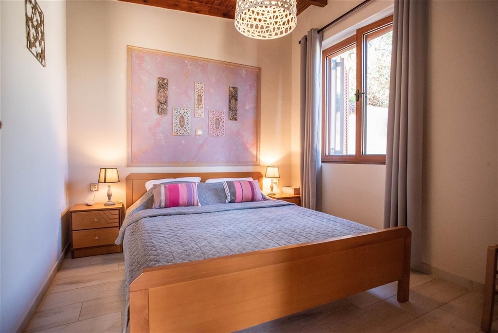 na-prodej-kamenna-vila-s-vyhledy-na-more-a-hory-kreta-recko