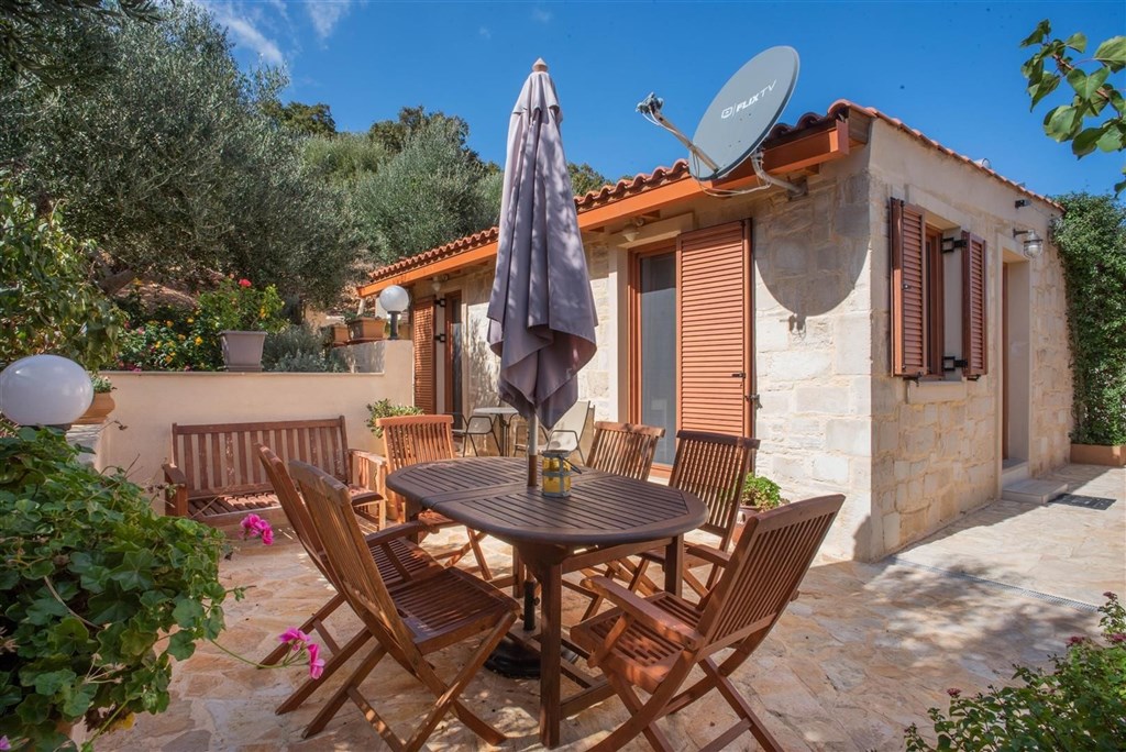 na-prodej-kamenna-vila-s-vyhledy-na-more-a-hory-kreta-recko