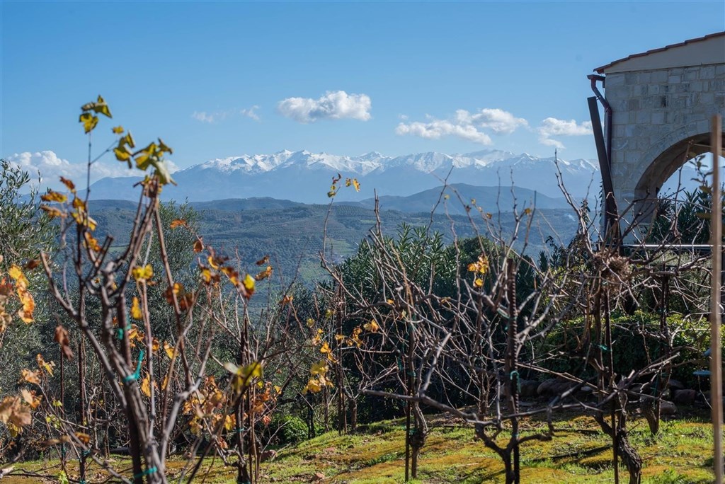 na-prodej-kamenna-vila-s-vyhledy-na-more-a-hory-kreta-recko