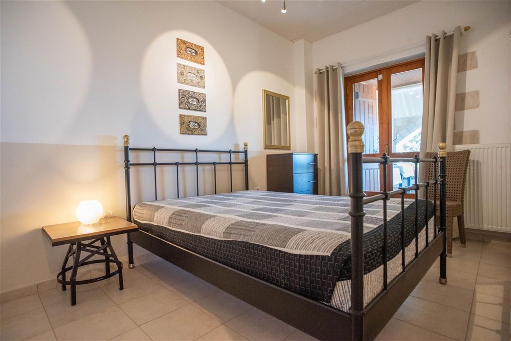 na-prodej-kamenna-vila-s-vyhledy-na-more-a-hory-kreta-recko