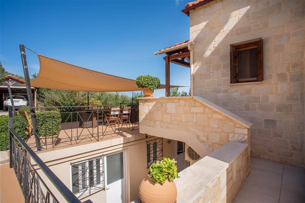 na-prodej-kamenna-vila-s-vyhledy-na-more-a-hory-kreta-recko