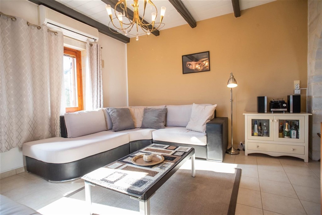 na-prodej-kamenna-vila-s-vyhledy-na-more-a-hory-kreta-recko