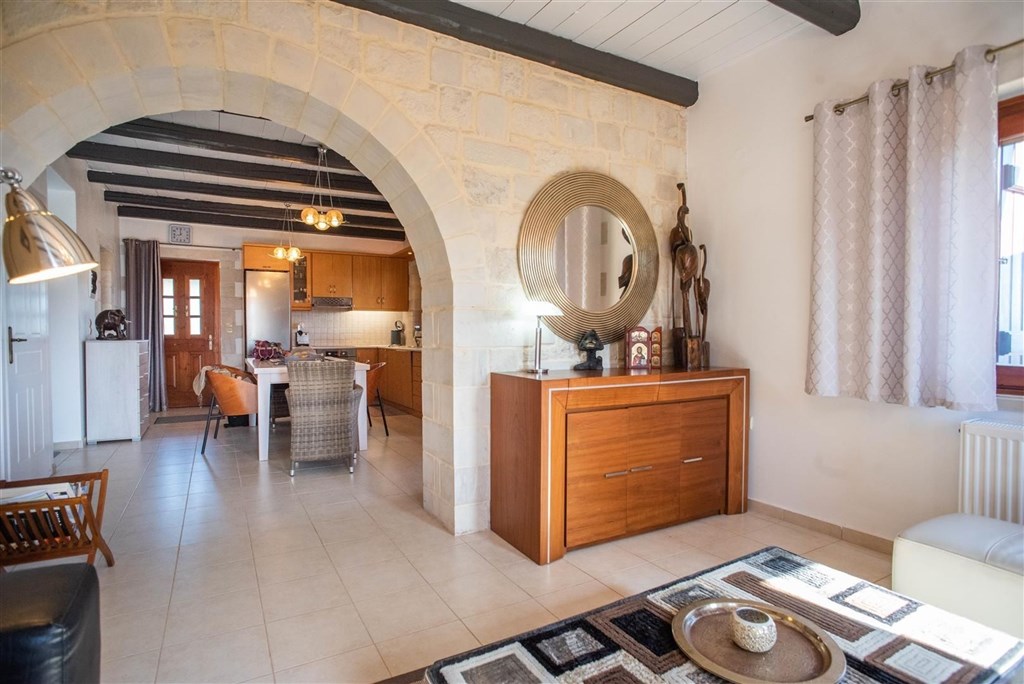 na-prodej-kamenna-vila-s-vyhledy-na-more-a-hory-kreta-recko
