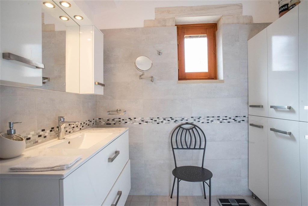 na-prodej-kamenna-vila-s-vyhledy-na-more-a-hory-kreta-recko