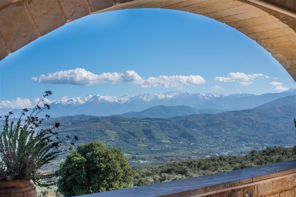na-prodej-kamenna-vila-s-vyhledy-na-more-a-hory-kreta-recko