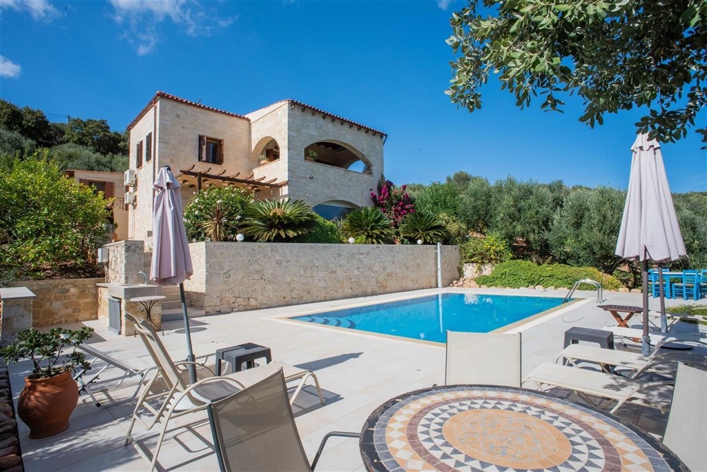na-prodej-kamenna-vila-s-vyhledy-na-more-a-hory-kreta-recko