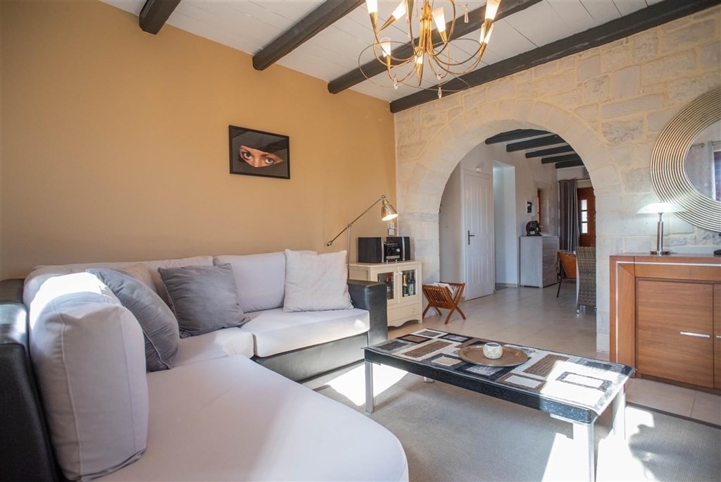 na-prodej-kamenna-vila-s-vyhledy-na-more-a-hory-kreta-recko