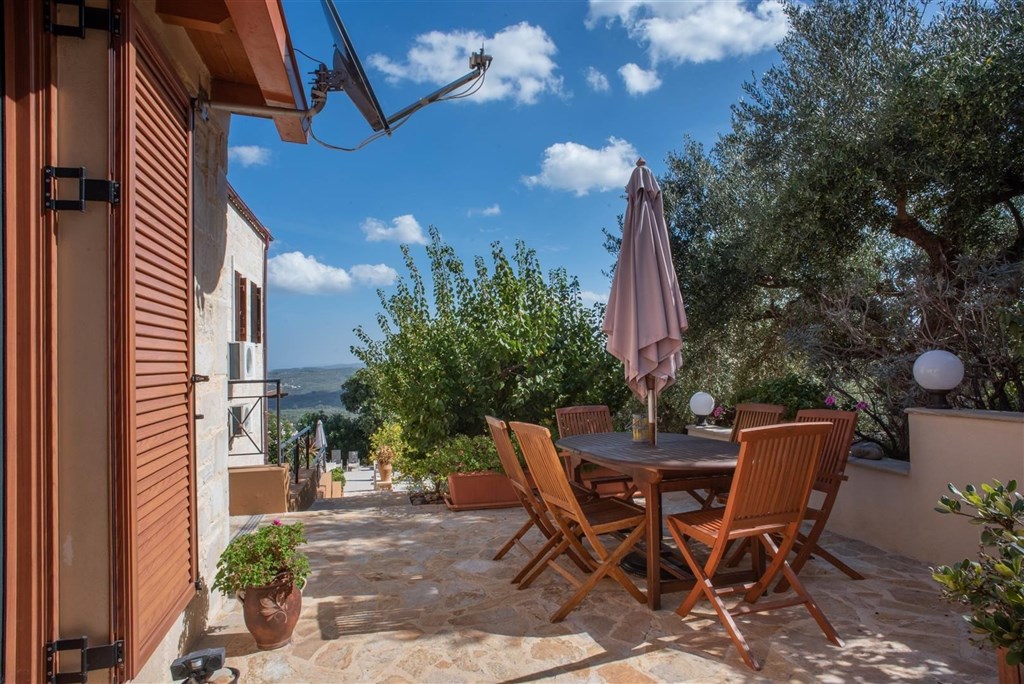 na-prodej-kamenna-vila-s-vyhledy-na-more-a-hory-kreta-recko