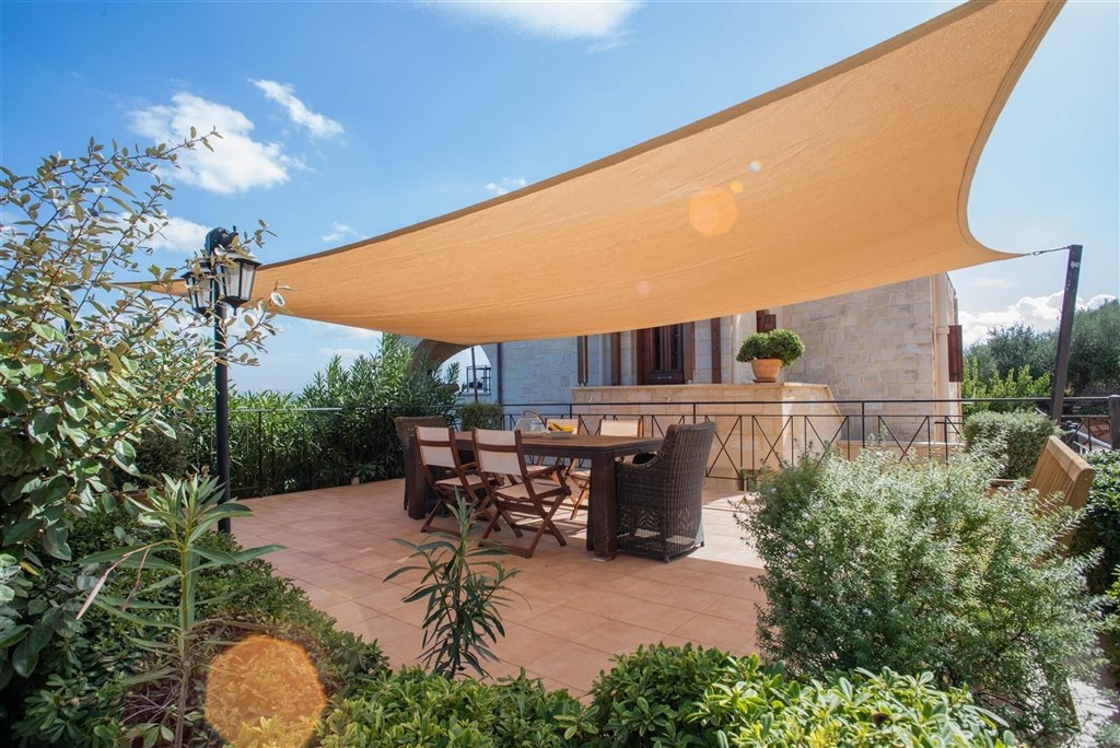 na-prodej-kamenna-vila-s-vyhledy-na-more-a-hory-kreta-recko