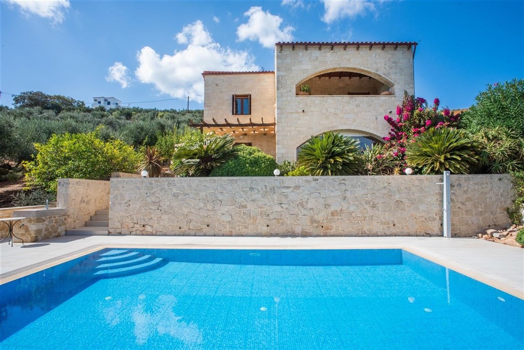 na-prodej-kamenna-vila-s-vyhledy-na-more-a-hory-kreta-recko