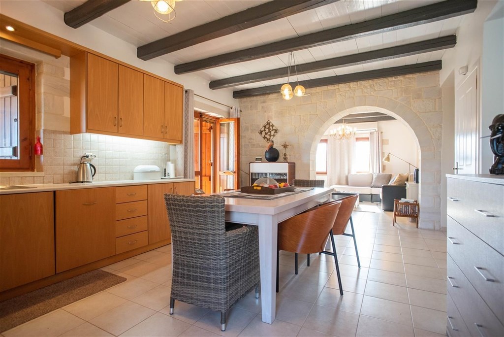 na-prodej-kamenna-vila-s-vyhledy-na-more-a-hory-kreta-recko