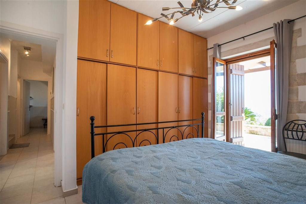 na-prodej-kamenna-vila-s-vyhledy-na-more-a-hory-kreta-recko